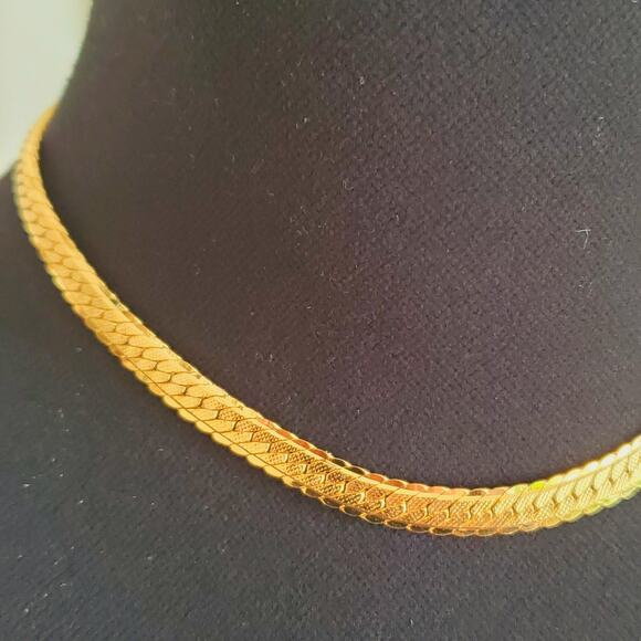 Vintage Monet Gold Tone Herringbone Chain Necklace Designer Signed Retro 1980s - Picture 7 of 8